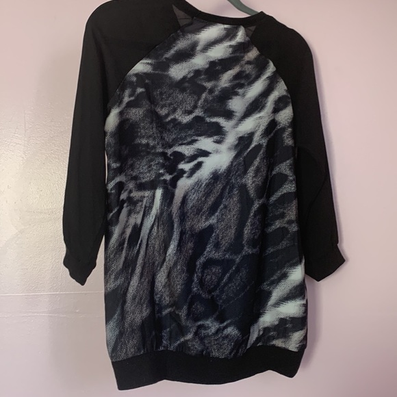 Three quarter white black grey top blouse sport chic animal snake tiger leopard - Picture 11 of 13